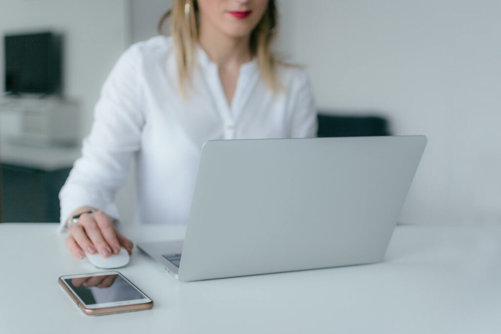 femme devant ordinateur portable