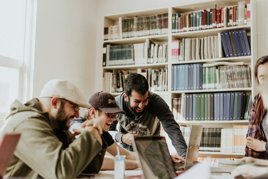 gens heureux devant des ordinateurs